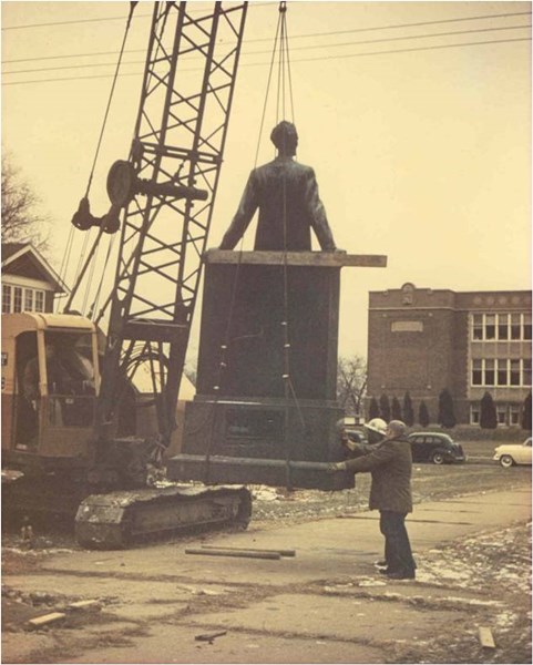 Lincoln_statue_in_transit_1955